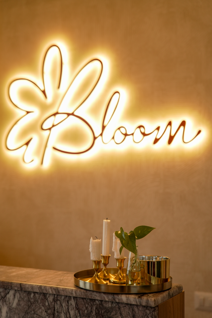 Sigla luminoasă Bloom în recepția studioului de Pilates din Bragadiru