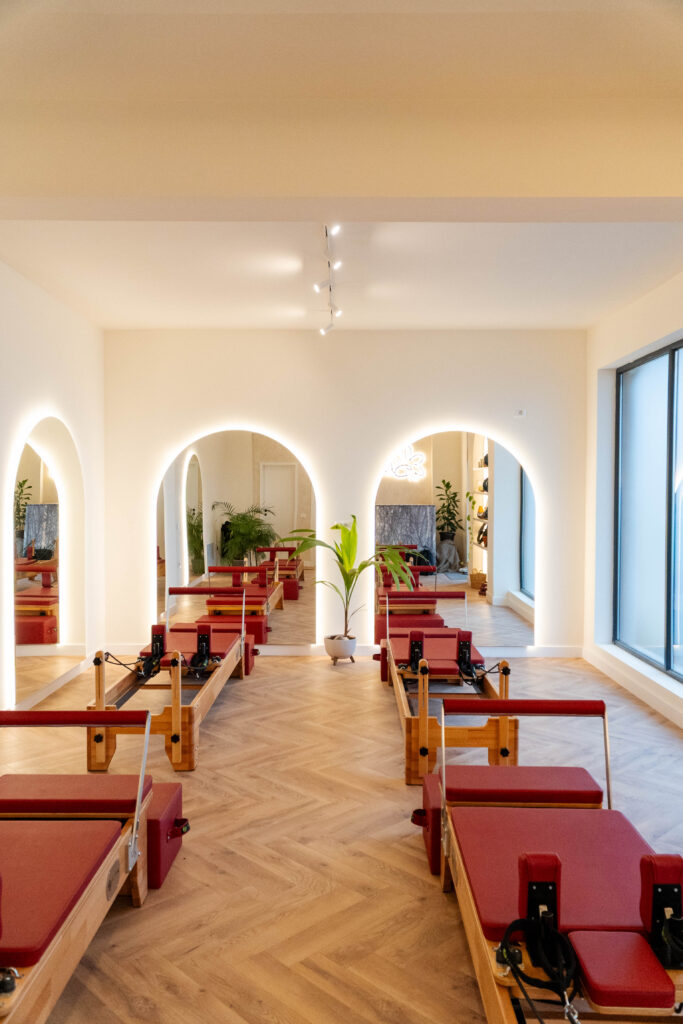 Pilates pentru începători: ce să știi în primele 4 săptămâni Studioul Bloom Pilates & Spa din Bragadiru, cu aparate Reformer