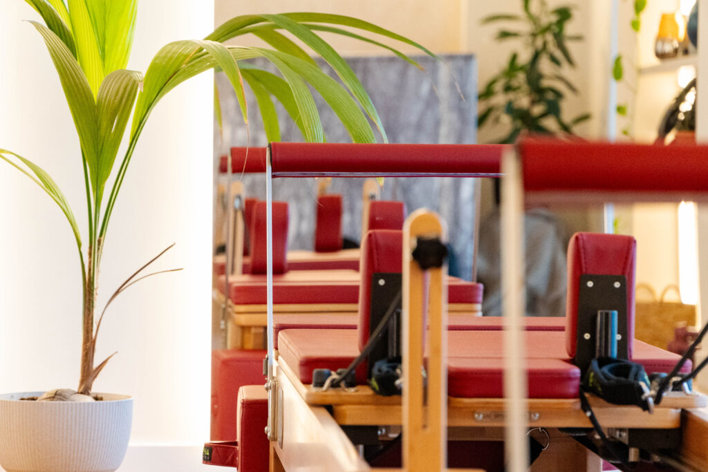 Aparate Pilates Reformer aliniate în sala de grup de la Bloom Pilates & Spa din Bragadiru, Ilfov