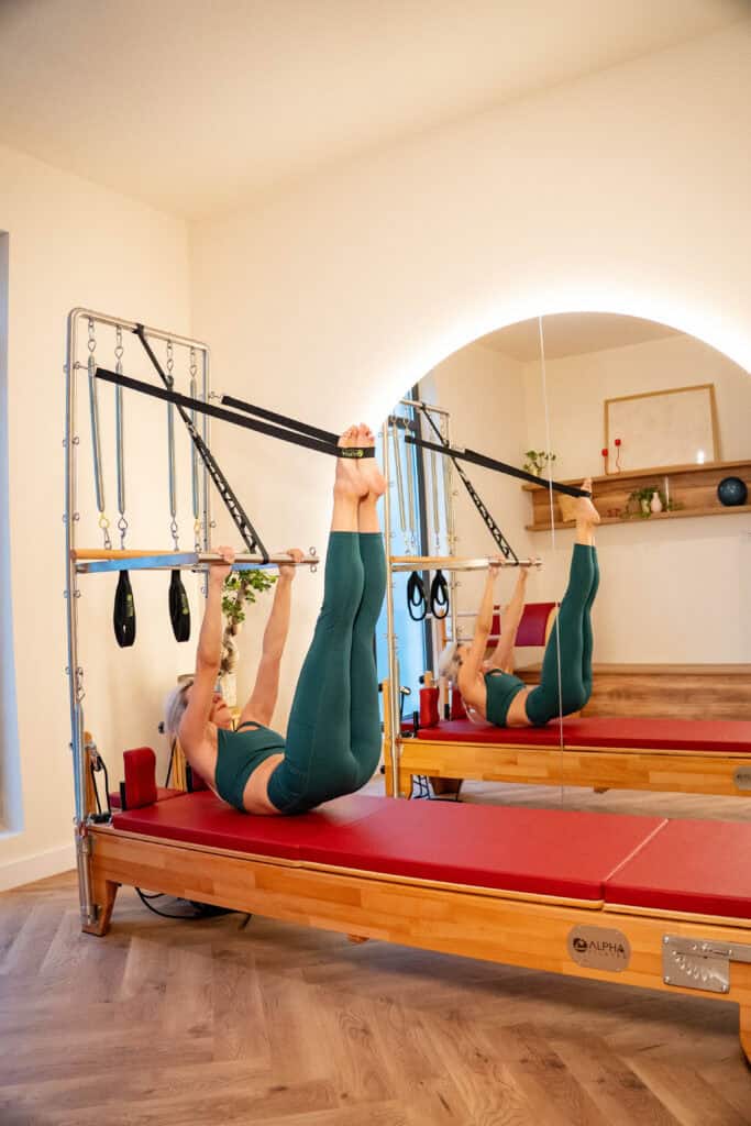 Exercițiu de Pilates la turn, în studioul Bloom Pilates & Spa din Bragadiru