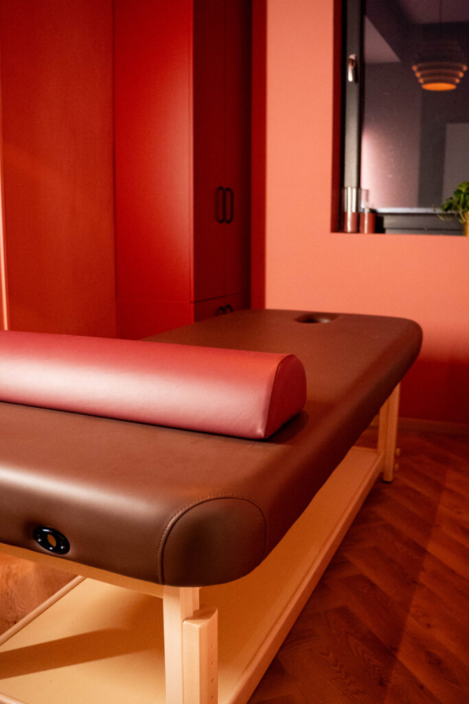 Masa de masaj din camera de tratament Bloom Pilates & Spa, Bragadiru