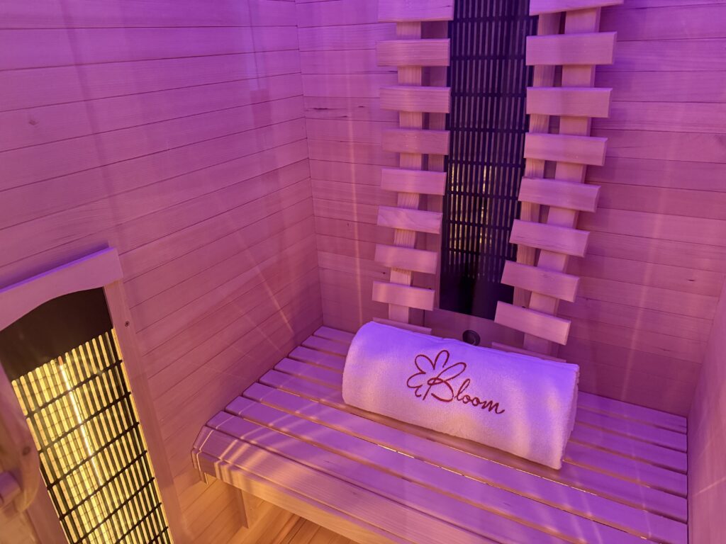 Sauna cu infraroșu de la Bloom Pilates & Spa, cu lumină de cromoterapie